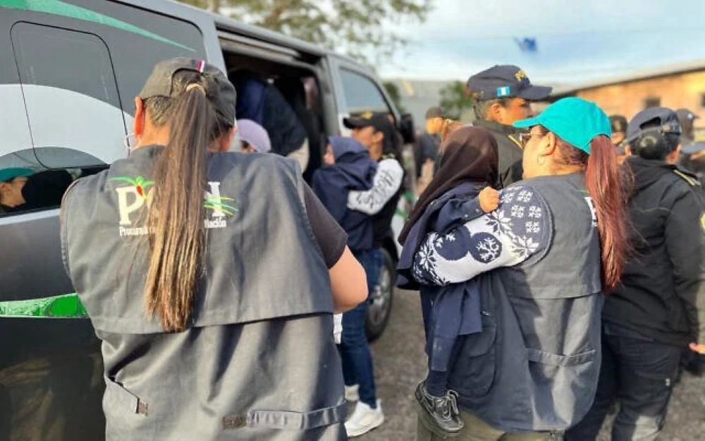 Group of Guatemalan child protection workers and police escorting and carrying children into vans during a rescue operation against the Lev Tahor sect in December 2024